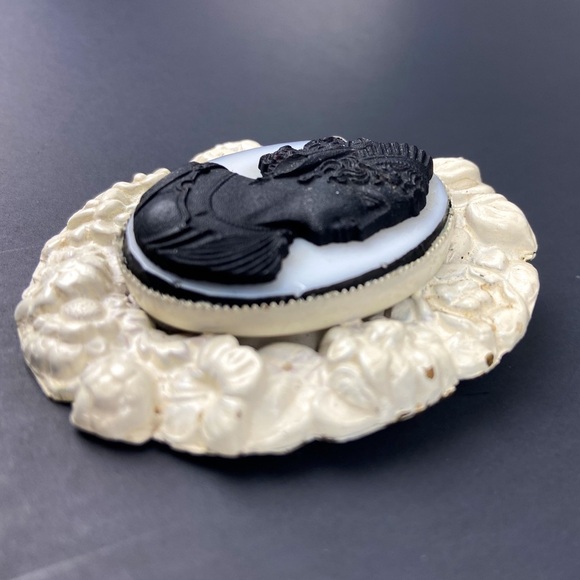 VINTAGE Black Painted Floral Cameo Brooch Pin - Picture 4 of 6